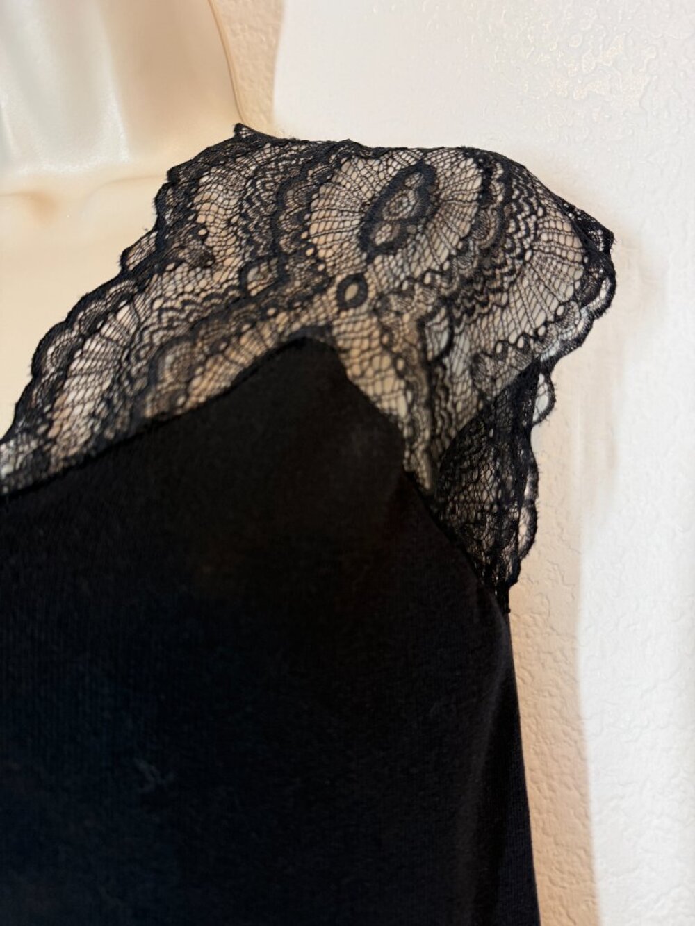 Frank Lyman Black Lace Top Blouse Size Small Sheer Floral Lace Cap Sleeve - Picture 4 of 9